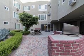 Los Angeles apartment for rent - courtyard other side view