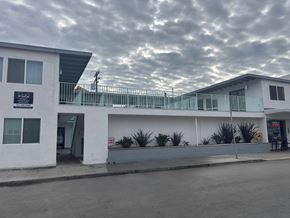Long Beach apartment for rent - A building with a sign that says "Playa" on it.