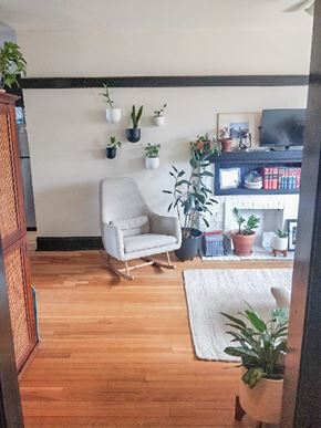 Chicago apartment for rent - A living room with a white chair and a white rug.