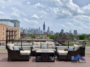 Chicago apartment for rent - a view of the chicago skyline from a roof deck