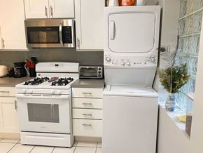 Chicago apartment for rent - A white oven and microwave in a kitchen.