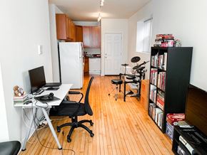Chicago apartment for rent - A room with a desk, chair, and bookshelf.