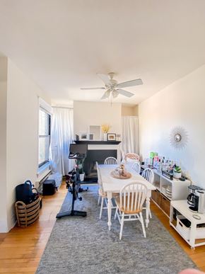 Chicago apartment for rent - A dining room with a white table and chairs.