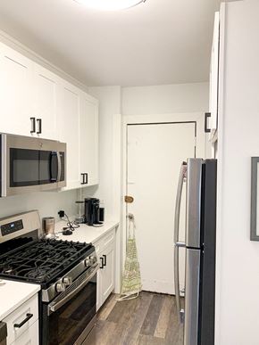 Chicago apartment for rent - a kitchen with a stove and a refrigerator