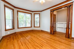 Chicago apartment for rent - A room with wooden floors and a ceiling fan.