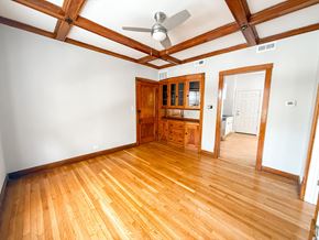 Chicago apartment for rent - A room with wooden floors and a ceiling fan.