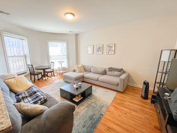 Chicago apartment for rent - a living room with a couch and a coffee table