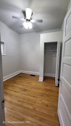 Chicago apartment for rent - A room with a ceiling fan and wooden flooring.
