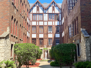 Chicago Il apartment for rent - a courtyard in front of a building with a fountain