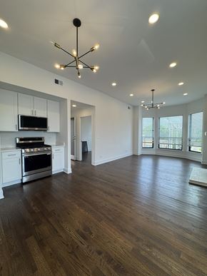 Chicago apartment for rent - A spacious kitchen with wood flooring and a central island.