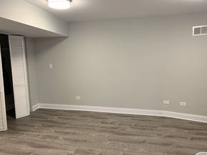 Chicago apartment for rent - A room with a grey floor and a white ceiling with a light fixture.