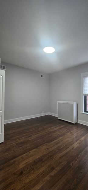 Chicago apartment for rent - A room with a white ceiling and a window with blinds.