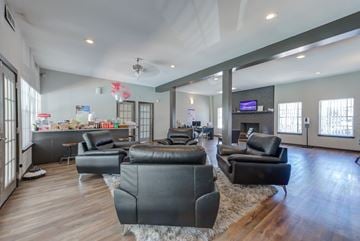 Baton Rouge townhouse for rent - A living room with black leather furniture and a flat screen TV.