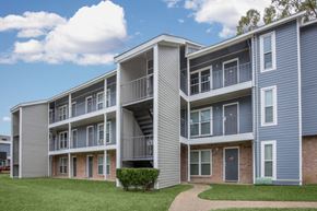 Baton Rouge apartment for rent - our apartments at the overlook feature a spacious yard and balconies