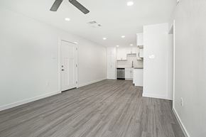 Baton Rouge apartment for rent - A spacious room with a ceiling fan and lighting fixtures.