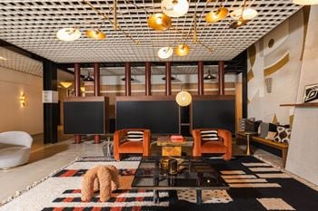 Lobby lounge