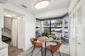 Orlando townhouse for rent - A dining area with a round table and chairs.