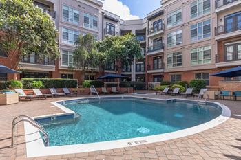 Amazing pool with jacuzzi