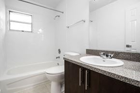 Hialeah apartment for rent - Master bathroom