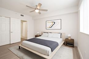 Davie apartment for rent - a bedroom with a bed and a ceiling fan