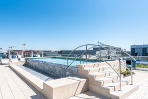 Washington apartment for rent - the pool and stairs on the roof of the building
