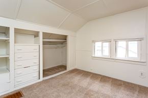 Boulder apartment for rent - A room with a carpeted floor and a window with white blinds.