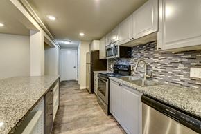 Denver apartment for rent - the spacious kitchen with granite counter tops and stainless steel appliances