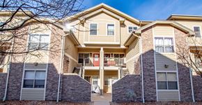 Denver townhouse for rent - A large apartment building with a red door and a balcony.