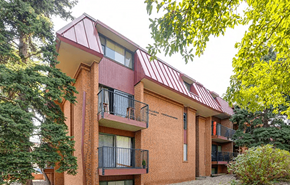 Boulder apartment for rent - A red brick building with a balcony and a balcony railing.