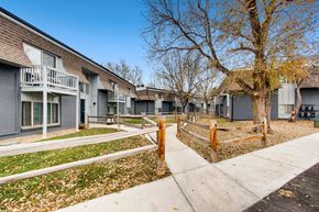 Longmont apartment for rent - Community Courtyard 26 Emery Way
