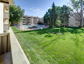 Boulder apartment for rent - A sunny day at the poolside of a residential area.