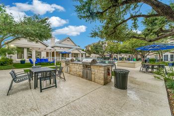 Resort style pool with bbq area and wifi