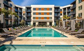 Fullerton apartment for rent - a swimming pool in front of an apartment building