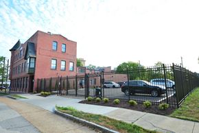 St. Louis apartment for rent - Exterior Building with Parking