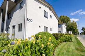 San Mateo apartment for rent - A white building with the number 852 on it.