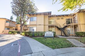 San Jose apartment for rent - The entrance to apartment building 1513 The Glens with a sign in front.