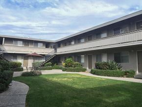 San Jose apartment for rent - the courtyard of an apartment building with a lawn and a staircase