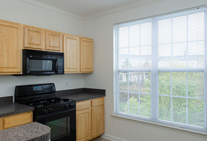 Rockville apartment for rent - Kitchen with classic appliances at The Residences at King Farm Apartments, Rockville, MD
