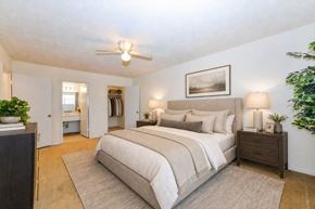 East Point townhouse for rent - Primary bedroom with ensuite bathroom and walk-in closet at Stonetree Apartments, Georgia