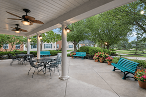 Hilliard apartment for rent - A patio with a table and chairs under a roof.