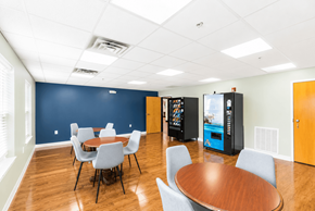Portsmouth apartment for rent - A conference room with a table, chairs, and a vending machine.