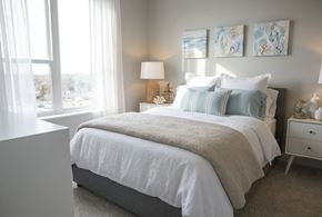 Minneapolis apartment for rent - A bedroom with a large bed and two lamps.