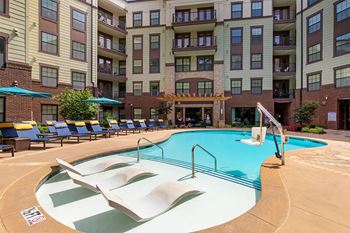 Swimming pool with tanning ledge