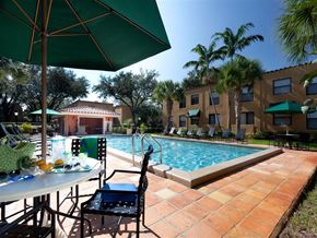Miami Lakes apartment for rent - the swimming pool at our apartments