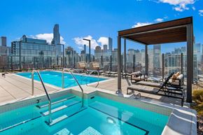Chicago apartment for rent - the pool on the roof of a skyscraper with the city skyline in the background