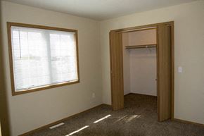 Tea apartment for rent - an empty bedroom with a window and a closet
