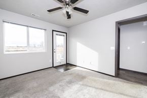 Sioux Falls townhouse for rent - A room with a ceiling fan and a rug on the floor.