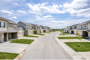 Waukee townhouse for rent - Well-maintained landscaping with manicured shrubs and paved walkways.