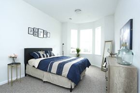 Aberdeen apartment for rent - a bedroom with a bed and a large window