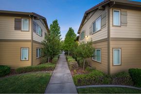 Folsom apartment for rent - Vintage Willow Creek exterior path